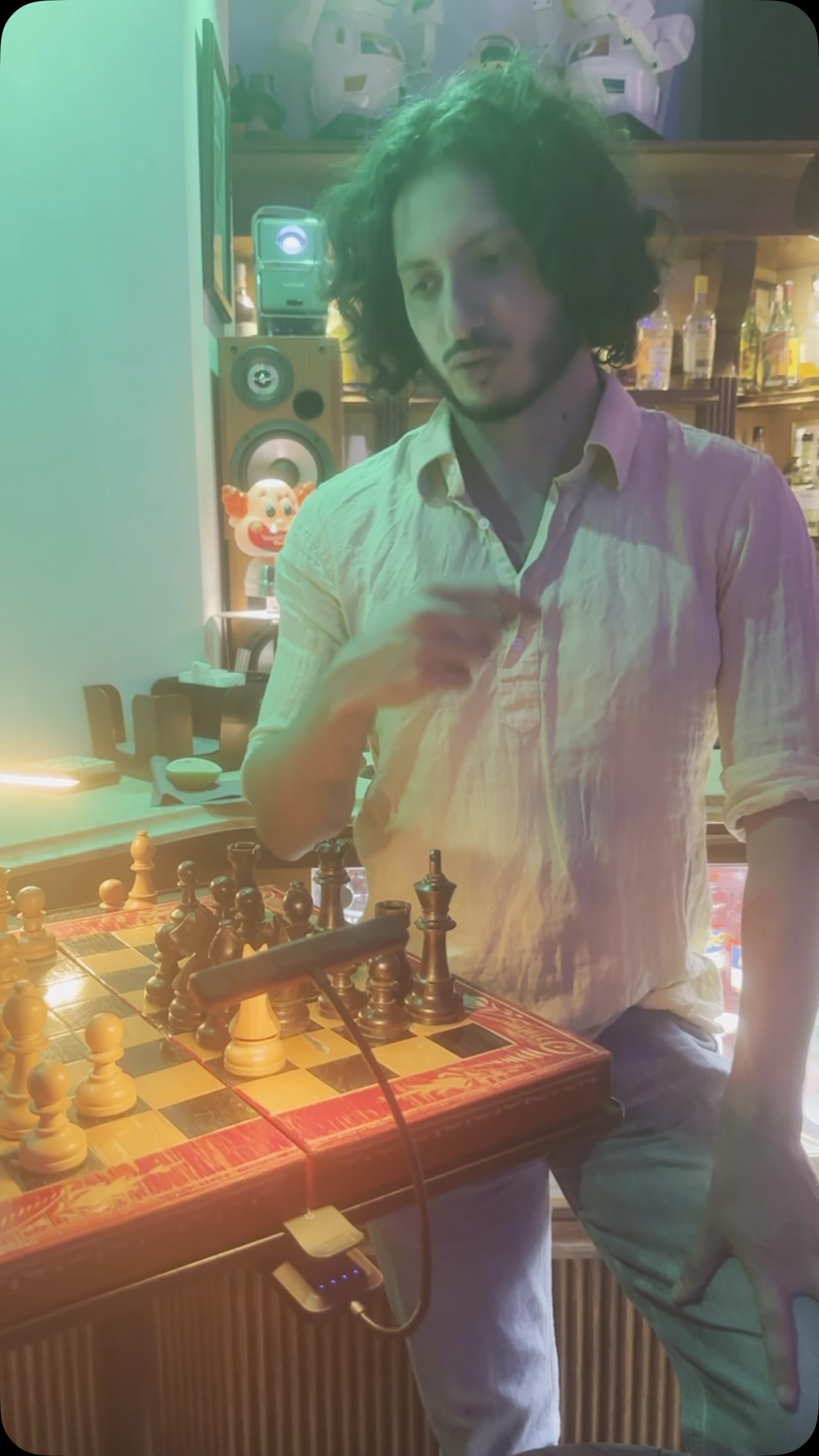 Gli scacchi possono stare dappertutto. Anche tra un cocktail e un vinile. ♟️🍸
Al Drugo Bar di Bari, Shah Mat ha portato le scacchiere tra i tavoli: una mossa, due chiacchiere e un’altra partita, mentre i dischi continuano a girare.
Perché basta una scacchiera per incontrarsi. E qualsiasi posto può diventare quello giusto.
📍 Voi dove portereste gli scacchi?
#LaVoceDiCaissa #ShahMat #DrugoBar #Scacchi #Bari